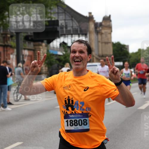 29.06.2025 - hella hamburg halbmarathon Yannick Fuchs http://msf.ph/oto/8453497 29.06.2025 10:56:04 20KM 1006, 1128, 1135, 1138, 1147, 1190, 3097, 3921, 4095, 4859, 5547, 6414, 6415, 6580, 6815, 7658, 8154, 9131, 9297, 9718, 9928, 10194, 10797, 11670, 11968, 12567, 13868, 13958, 14456, 14574, 15252, 15291, 15539, 15686, 15859, 15908, 16292, 16808, 17383, 17532, 17939, 17955, 18000, 18551, 18599, 18799, 18808, 18919 meine-sportfotos.de