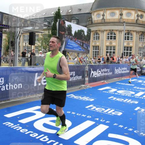 29.06.2025 - hella hamburg halbmarathon Michael Strokosch http://msf.ph/oto/8453548 29.06.2025 10:30:42 Ziel 2851, 3845, 7231, 7481, 8318, 11413, 12049, 17322, 18235 meine-sportfotos.de