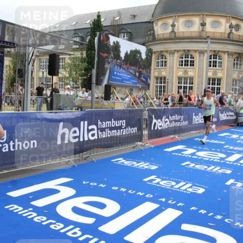 29.06.2025 - hella hamburg halbmarathon Michael Strokosch http://msf.ph/oto/8453572 29.06.2025 10:30:43 Ziel 2851, 3845, 7481, 8318, 11413, 17322, 18235 meine-sportfotos.de