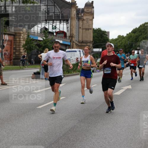 29.06.2025 - hella hamburg halbmarathon Yannick Fuchs http://msf.ph/oto/8453595 29.06.2025 10:56:05 20KM 1006, 1128, 1135, 1138, 1147, 1190, 3097, 3921, 4095, 4859, 5547, 6414, 6415, 6580, 6815, 7658, 8154, 9131, 9297, 9718, 9928, 10194, 10797, 11670, 11968, 12567, 13868, 13958, 14456, 14574, 15252, 15291, 15539, 15686, 15859, 15908, 16292, 16808, 17383, 17532, 17939, 17955, 18000, 18551, 18599, 18799, 18808, 18919 meine-sportfotos.de