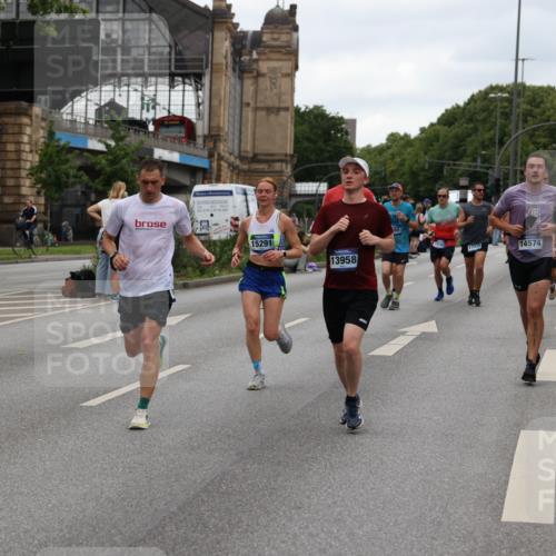 29.06.2025 - hella hamburg halbmarathon Yannick Fuchs http://msf.ph/oto/8453614 29.06.2025 10:56:05 20KM 1006, 1128, 1135, 1138, 1147, 1190, 3097, 3921, 4095, 4859, 5547, 6414, 6415, 6580, 6815, 7658, 8154, 9131, 9297, 9718, 9928, 10194, 10797, 11670, 11968, 12567, 13868, 13958, 14456, 14574, 15252, 15291, 15539, 15686, 15859, 15908, 16292, 16808, 17383, 17532, 17939, 17955, 18000, 18551, 18599, 18799, 18808, 18919 meine-sportfotos.de