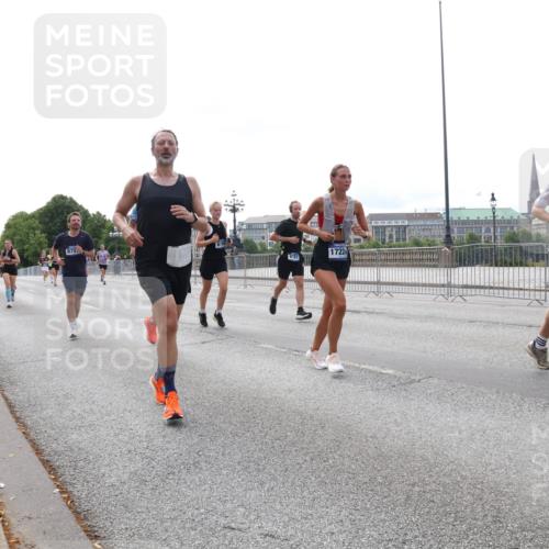 29.06.2025 - hella hamburg halbmarathon Lena Gebhardt http://msf.ph/oto/8453662 29.06.2025 10:31:09 Lombardsbrücke 875, 6187, 17224, 17463, 1059, 1292, 1472, 1773, 1979, 2097, 2268, 2414, 2505, 2569, 2914, 3131, 3281, 4198, 4561, 4817, 5437, 5846, 5943, 6057, 6078, 6195, 6556, 6620, 6787, 7120, 7351, 7604, 8050, 8072, 8073, 8757, 9576, 9830, 10111, 10989, 11981, 11988, 12384, 12627, 14095, 14216, 14349, 14803, 15299, 15466, 15589, 15725, 16457, 16978, 17224, 17463, 17509, 17587, 17706, 17742, 17966, 18362, 18795, 19052, 19226 meine-sportfotos.de