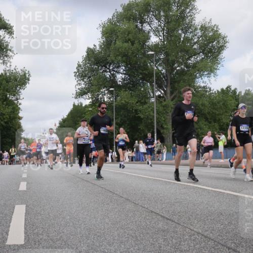 29.06.2025 - hella hamburg halbmarathon Luisa Fischer http://msf.ph/oto/8453764 29.06.2025 10:34:48 Kennedybrücke 9478, 6344, 10653, 1235, 1040, 12350, 12349, 1235, 2672, 4877, 6344, 7816, 8304, 9478, 9882, 9883, 10421, 10653 meine-sportfotos.de