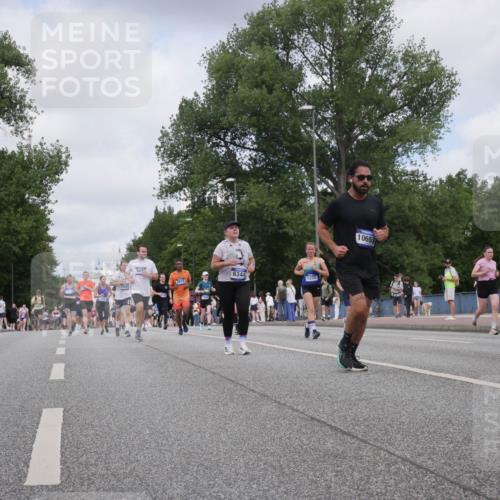 29.06.2025 - hella hamburg halbmarathon Luisa Fischer http://msf.ph/oto/8453821 29.06.2025 10:34:50 Kennedybrücke 17, 947, 2672, 6344, 1235, 10653, 1235, 2672, 3358, 4877, 6344, 7295, 7334, 7816, 8304, 8538, 9478, 9882, 10421, 10653 meine-sportfotos.de