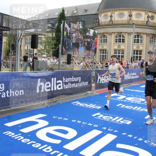 29.06.2025 - hella hamburg halbmarathon Michael Strokosch http://msf.ph/oto/8453839 29.06.2025 10:30:46 Ziel 7055, 7481, 9508, 17322, 18235, 18871 meine-sportfotos.de