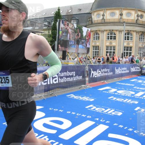 29.06.2025 - hella hamburg halbmarathon Michael Strokosch http://msf.ph/oto/8453910 29.06.2025 10:30:47 Ziel 3379, 7055, 7481, 9508, 18235, 18871 meine-sportfotos.de