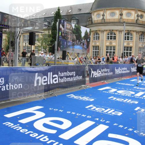 29.06.2025 - hella hamburg halbmarathon Michael Strokosch http://msf.ph/oto/8453971 29.06.2025 10:30:50 Ziel 3379, 7055, 9381, 9508, 18871 meine-sportfotos.de