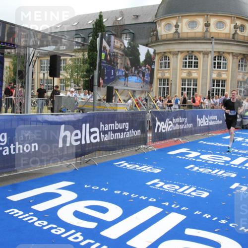29.06.2025 - hella hamburg halbmarathon Michael Strokosch http://msf.ph/oto/8453995 29.06.2025 10:30:50 Ziel 3379, 7055, 9381, 9508, 18871 meine-sportfotos.de
