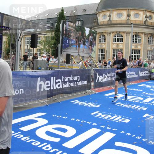 29.06.2025 - hella hamburg halbmarathon Michael Strokosch http://msf.ph/oto/8454122 29.06.2025 10:30:53 Ziel 3379, 7055, 7880, 9381, 9508, 18871 meine-sportfotos.de