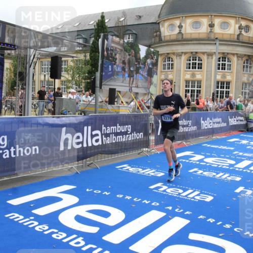 29.06.2025 - hella hamburg halbmarathon Michael Strokosch http://msf.ph/oto/8454141 29.06.2025 10:30:53 Ziel 3379, 7055, 7880, 9381, 9508, 18871 meine-sportfotos.de