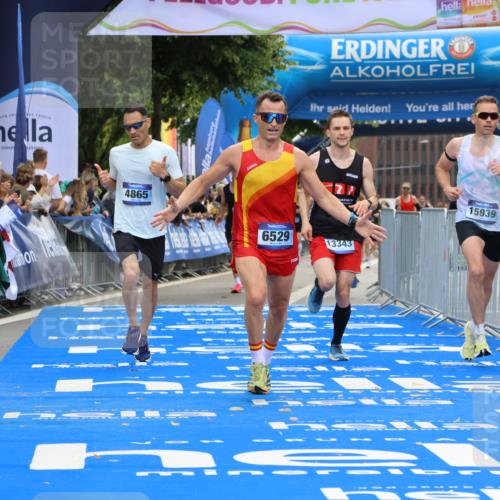 29.06.2025 - hella hamburg halbmarathon Strokosch-Dieckow http://msf.ph/oto/8454144 29.06.2025 10:36:46 Ziel 1571, 4865, 5961, 6529, 7310, 13141, 13343, 14622, 15621, 15939, 18038, 18384, 18733 meine-sportfotos.de