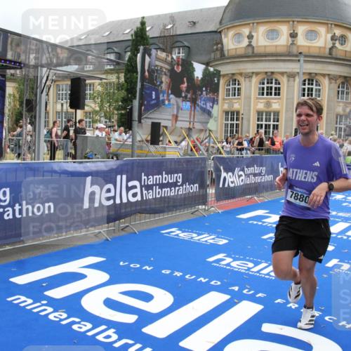 29.06.2025 - hella hamburg halbmarathon Michael Strokosch http://msf.ph/oto/8454250 29.06.2025 10:30:58 Ziel 7880, 16508 meine-sportfotos.de