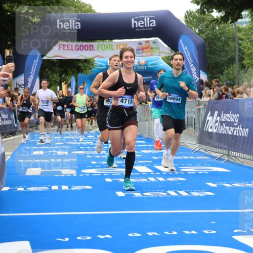 29.06.2025 - hella hamburg halbmarathon Strokosch-Dieckow http://msf.ph/oto/8454284 29.06.2025 10:48:07 Ziel 1086, 1914, 4324, 4601, 4711, 6377, 7599, 8916, 9544, 9626, 9638, 11211, 12685, 12706, 12724, 12747, 12808, 13570, 14192, 14814, 15590, 15629, 15973, 15981, 16094, 16149, 16269, 19127 meine-sportfotos.de