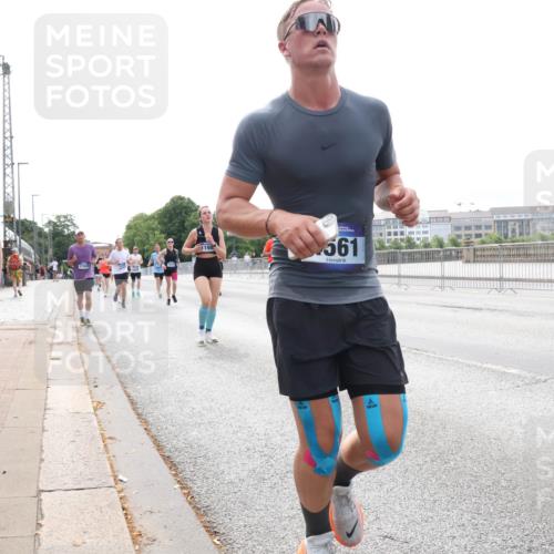 29.06.2025 - hella hamburg halbmarathon Lena Gebhardt http://msf.ph/oto/8454331 29.06.2025 10:31:13 Lombardsbrücke 561, 1059, 1292, 1472, 1773, 1979, 2097, 2268, 2414, 2505, 2914, 3131, 4198, 4561, 4817, 5165, 5437, 5846, 5943, 6057, 6078, 6195, 6556, 6620, 6787, 7351, 7604, 7772, 8050, 8072, 8073, 8757, 9576, 9830, 10111, 10586, 10989, 11587, 11981, 11988, 12384, 12627, 14095, 14349, 14803, 15299, 15466, 15589, 15725, 16457, 16978, 17224, 17463, 17509, 17587, 17706, 17742, 17966, 19052, 19226 meine-sportfotos.de