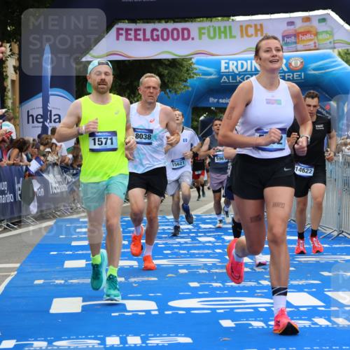 29.06.2025 - hella hamburg halbmarathon Strokosch-Dieckow http://msf.ph/oto/8454360 29.06.2025 10:36:39 Ziel 1571, 2121, 3809, 4865, 5092, 5961, 6529, 6915, 8121, 13343, 14622, 15621, 16523, 18038, 18733 meine-sportfotos.de