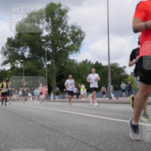 29.06.2025 - hella hamburg halbmarathon Luisa Fischer http://msf.ph/oto/8454371 29.06.2025 10:35:00 Kennedybrücke 3358, 5496, 7295, 7334, 7816, 7898, 8538, 8757, 10421 meine-sportfotos.de