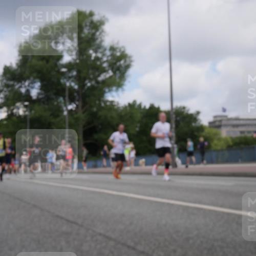 29.06.2025 - hella hamburg halbmarathon Luisa Fischer http://msf.ph/oto/8454401 29.06.2025 10:35:00 Kennedybrücke 3358, 5496, 7295, 7334, 7816, 7898, 8538, 8757, 10421 meine-sportfotos.de