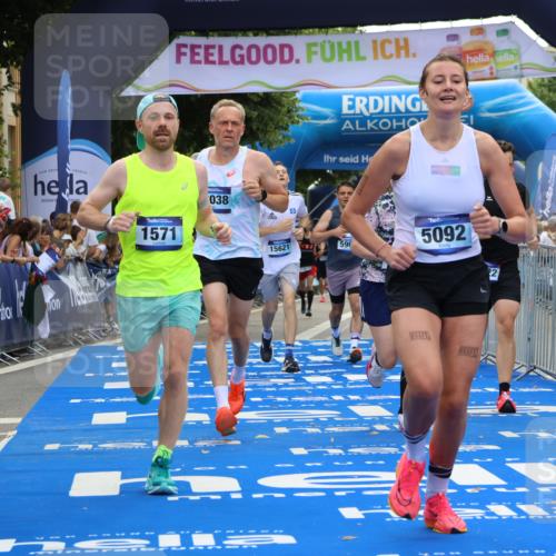 29.06.2025 - hella hamburg halbmarathon Strokosch-Dieckow http://msf.ph/oto/8454422 29.06.2025 10:36:39 Ziel 1571, 2121, 3809, 4865, 5092, 5961, 6529, 6915, 8121, 13343, 14622, 15621, 16523, 18038, 18733 meine-sportfotos.de