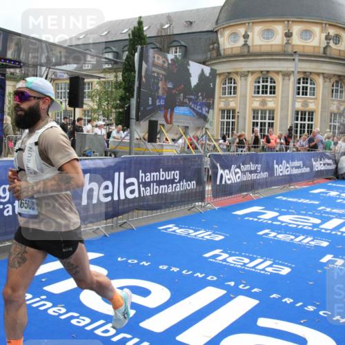 29.06.2025 - hella hamburg halbmarathon Michael Strokosch http://msf.ph/oto/8454423 29.06.2025 10:31:06 Ziel 5826, 10929, 16508 meine-sportfotos.de