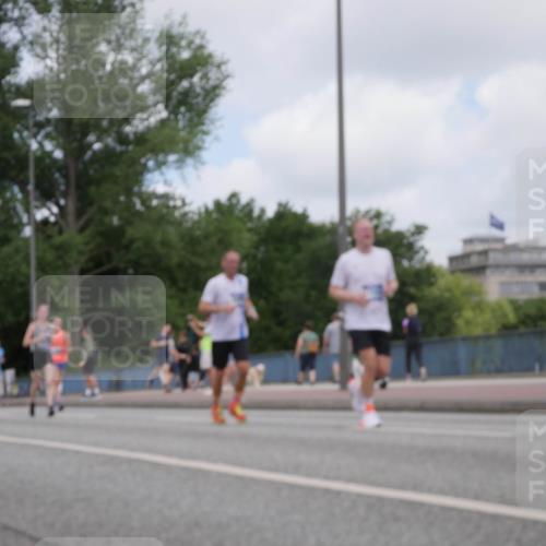 29.06.2025 - hella hamburg halbmarathon Luisa Fischer http://msf.ph/oto/8454432 29.06.2025 10:35:00 Kennedybrücke 3358, 5496, 7295, 7334, 7816, 7898, 8538, 8757, 10421 meine-sportfotos.de