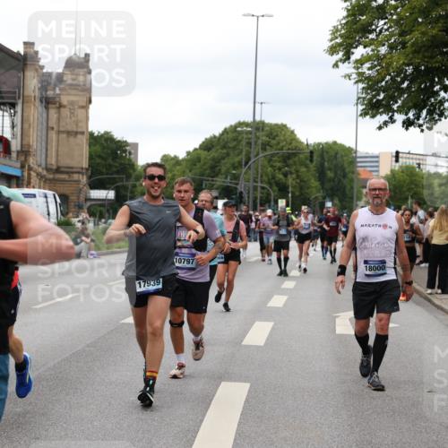 29.06.2025 - hella hamburg halbmarathon Yannick Fuchs http://msf.ph/oto/8454433 29.06.2025 10:56:10 20KM 1006, 1128, 1147, 1190, 1264, 1377, 1568, 1726, 3097, 3921, 4095, 4859, 5547, 6414, 6415, 6580, 6815, 7658, 8154, 9131, 9718, 9928, 10214, 10519, 10797, 11670, 11968, 12567, 13868, 13958, 14368, 14456, 14574, 15291, 15686, 15859, 15908, 16292, 16808, 17136, 17383, 17532, 17939, 17955, 18000, 18599, 18799, 18808, 18919, 19023 meine-sportfotos.de