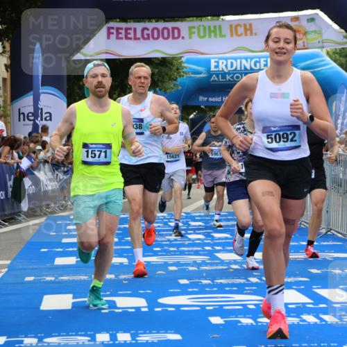 29.06.2025 - hella hamburg halbmarathon Strokosch-Dieckow http://msf.ph/oto/8454458 29.06.2025 10:36:39 Ziel 1571, 2121, 3809, 4865, 5092, 5961, 6529, 6915, 8121, 13343, 14622, 15621, 16523, 18038, 18733 meine-sportfotos.de