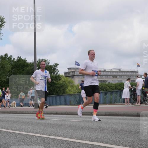29.06.2025 - hella hamburg halbmarathon Luisa Fischer http://msf.ph/oto/8454482 29.06.2025 10:35:01 Kennedybrücke 5496, 3358, 4924, 5496, 7295, 7334, 7816, 7898, 8538, 8757, 9604 meine-sportfotos.de
