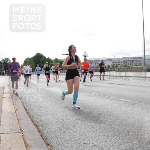 29.06.2025 - hella hamburg halbmarathon Lena Gebhardt http://msf.ph/oto/8454487 29.06.2025 10:31:15 Lombardsbrücke 17509, 1292, 1472, 1773, 1979, 2097, 2268, 2414, 2505, 2914, 3131, 4561, 4817, 5165, 5437, 5846, 5943, 6057, 6078, 6195, 6546, 6556, 6620, 6787, 7351, 7604, 7772, 8050, 8072, 8073, 8757, 9576, 10111, 10586, 10989, 11587, 11981, 11988, 12384, 12627, 13724, 14095, 14349, 14803, 15466, 15589, 15725, 16457, 16978, 17224, 17463, 17509, 17517, 17587, 17706, 17742, 17966, 19052, 19226 meine-sportfotos.de