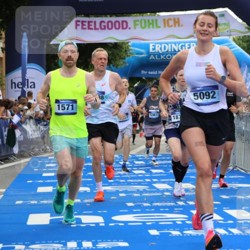 29.06.2025 - hella hamburg halbmarathon Strokosch-Dieckow http://msf.ph/oto/8454495 29.06.2025 10:36:39 Ziel 1571, 2121, 3809, 4865, 5092, 5961, 6529, 6915, 8121, 13343, 14622, 15621, 16523, 18038, 18733 meine-sportfotos.de