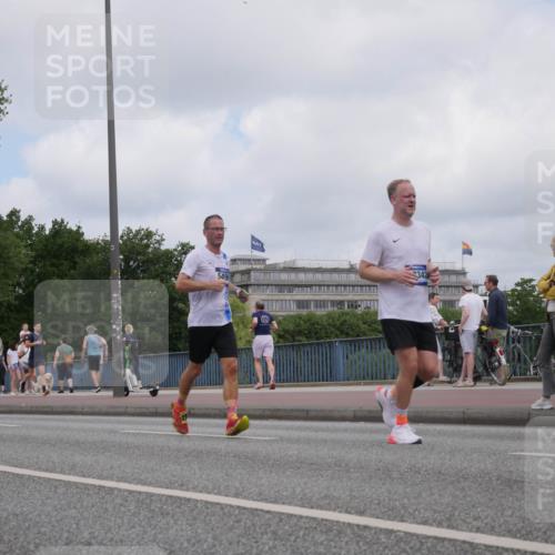 29.06.2025 - hella hamburg halbmarathon Luisa Fischer http://msf.ph/oto/8454508 29.06.2025 10:35:02 Kennedybrücke 342, 549, 3358, 4924, 5496, 7295, 7334, 7898, 8538, 8757, 9604 meine-sportfotos.de