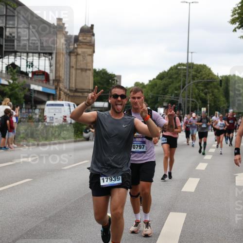 29.06.2025 - hella hamburg halbmarathon Yannick Fuchs http://msf.ph/oto/8454521 29.06.2025 10:56:11 20KM 1006, 1128, 1190, 1264, 1377, 1568, 1726, 3097, 3921, 4859, 5547, 6414, 6415, 6580, 6815, 7658, 8154, 9131, 9718, 9928, 10214, 10519, 10797, 11670, 11968, 12567, 13868, 13958, 14368, 14456, 14574, 15291, 15686, 15859, 15908, 16292, 16808, 17136, 17383, 17532, 17939, 17955, 18000, 18599, 18808, 18919, 19023 meine-sportfotos.de