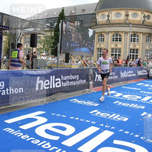 29.06.2025 - hella hamburg halbmarathon Michael Strokosch http://msf.ph/oto/8454548 29.06.2025 10:31:09 Ziel 5826, 10929, 18177 meine-sportfotos.de