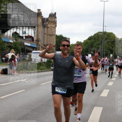 29.06.2025 - hella hamburg halbmarathon Yannick Fuchs http://msf.ph/oto/8454603 29.06.2025 10:56:11 20KM 1006, 1128, 1190, 1264, 1377, 1568, 1726, 3097, 3921, 4859, 5547, 6414, 6415, 6580, 6815, 7658, 8154, 9131, 9718, 9928, 10214, 10519, 10797, 11670, 11968, 12567, 13868, 13958, 14368, 14456, 14574, 15291, 15686, 15859, 15908, 16292, 16808, 17136, 17383, 17532, 17939, 17955, 18000, 18599, 18808, 18919, 19023 meine-sportfotos.de