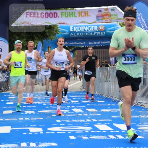 29.06.2025 - hella hamburg halbmarathon Strokosch-Dieckow http://msf.ph/oto/8454628 29.06.2025 10:36:38 Ziel 1571, 2121, 3809, 5092, 5961, 6915, 8121, 14622, 15621, 16523, 18038, 18733 meine-sportfotos.de