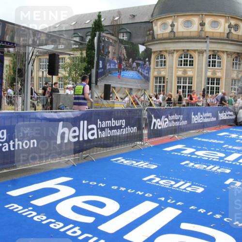 29.06.2025 - hella hamburg halbmarathon Michael Strokosch http://msf.ph/oto/8454674 29.06.2025 10:31:11 Ziel 3201, 5826, 10929, 13754, 18177 meine-sportfotos.de
