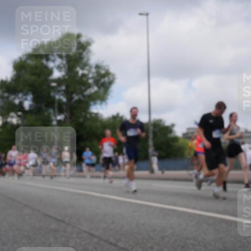 29.06.2025 - hella hamburg halbmarathon Luisa Fischer http://msf.ph/oto/8454700 29.06.2025 10:35:05 Kennedybrücke 3752, 4924, 5496, 5743, 7344, 7570, 7695, 7898, 8757, 9604 meine-sportfotos.de