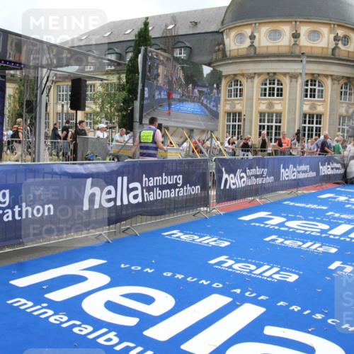 29.06.2025 - hella hamburg halbmarathon Michael Strokosch http://msf.ph/oto/8454742 29.06.2025 10:31:11 Ziel 3201, 5826, 10929, 13754, 18177 meine-sportfotos.de