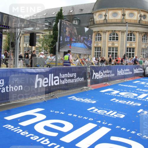29.06.2025 - hella hamburg halbmarathon Michael Strokosch http://msf.ph/oto/8454763 29.06.2025 10:31:12 Ziel 3201, 5826, 10017, 10929, 13754, 18177 meine-sportfotos.de