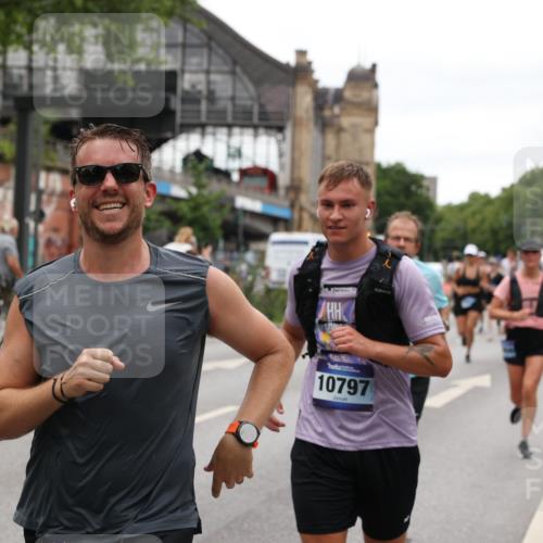 29.06.2025 - hella hamburg halbmarathon Yannick Fuchs http://msf.ph/oto/8454783 29.06.2025 10:56:12 20KM 1006, 1128, 1190, 1264, 1377, 1568, 1726, 3097, 3921, 4859, 5547, 6414, 6415, 6580, 6815, 7658, 8154, 9131, 9718, 9928, 10214, 10519, 10797, 11670, 11968, 12567, 13868, 13958, 14368, 14456, 14574, 15291, 15686, 15859, 15908, 16292, 16808, 17136, 17383, 17532, 17939, 17955, 18000, 18599, 18808, 18919, 19023 meine-sportfotos.de