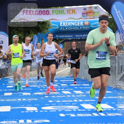 29.06.2025 - hella hamburg halbmarathon Strokosch-Dieckow http://msf.ph/oto/8454792 29.06.2025 10:36:38 Ziel 1571, 2121, 3809, 5092, 5961, 6915, 8121, 14622, 15621, 16523, 18038, 18733 meine-sportfotos.de
