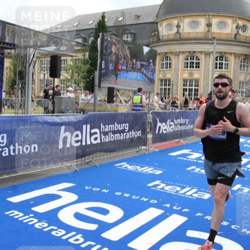 29.06.2025 - hella hamburg halbmarathon Michael Strokosch http://msf.ph/oto/8454820 29.06.2025 10:31:13 Ziel 3201, 10017, 10298, 10929, 12232, 13754, 18177 meine-sportfotos.de