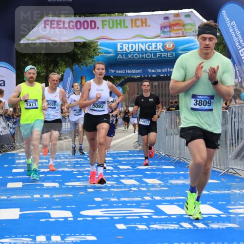29.06.2025 - hella hamburg halbmarathon Strokosch-Dieckow http://msf.ph/oto/8454831 29.06.2025 10:36:38 Ziel 1571, 2121, 3809, 5092, 5961, 6915, 8121, 14622, 15621, 16523, 18038, 18733 meine-sportfotos.de