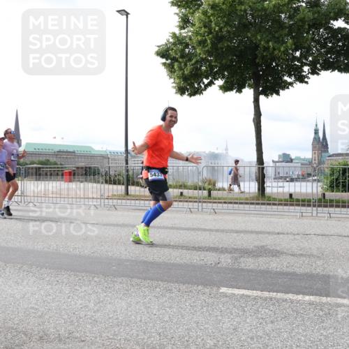 29.06.2025 - hella hamburg halbmarathon Lena Gebhardt http://msf.ph/oto/8454870 29.06.2025 10:31:17 Lombardsbrücke 5437, 1292, 1472, 1773, 1979, 2097, 2268, 2414, 2505, 2914, 3131, 4561, 4817, 5165, 5437, 5846, 5943, 6057, 6078, 6195, 6546, 6620, 6787, 7351, 7604, 7772, 8050, 8072, 8073, 8757, 9183, 9576, 10111, 10586, 10989, 11587, 11981, 11988, 12384, 12627, 13724, 14095, 14349, 14803, 15466, 15589, 15725, 16457, 16978, 17224, 17404, 17463, 17509, 17517, 17587, 17706, 17742, 17966, 19052, 19226 meine-sportfotos.de