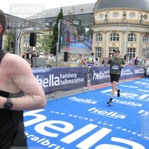 29.06.2025 - hella hamburg halbmarathon Michael Strokosch http://msf.ph/oto/8454882 29.06.2025 10:31:13 Ziel 3201, 10017, 10298, 10929, 12232, 13754, 18177 meine-sportfotos.de