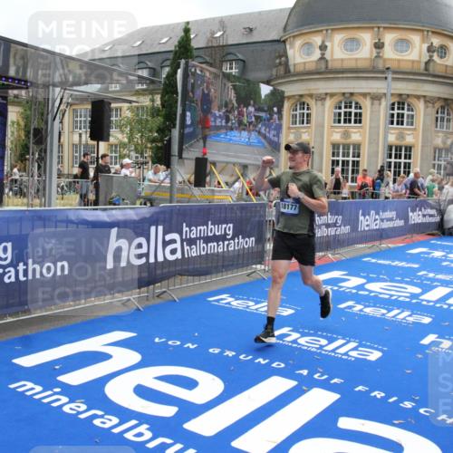 29.06.2025 - hella hamburg halbmarathon Michael Strokosch http://msf.ph/oto/8454895 29.06.2025 10:31:14 Ziel 3201, 10017, 10298, 10929, 12232, 13754, 14450, 18177 meine-sportfotos.de