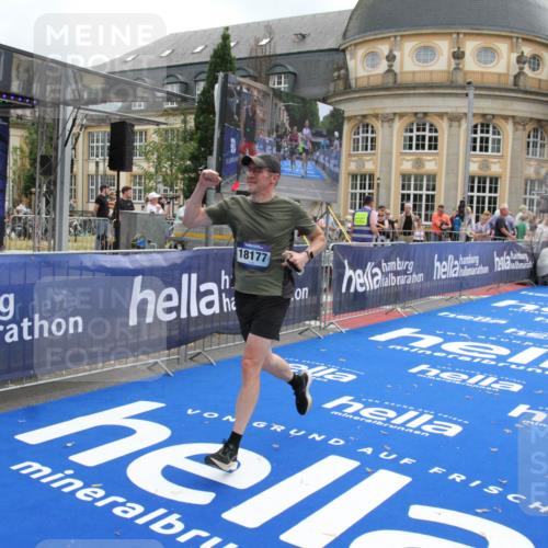 29.06.2025 - hella hamburg halbmarathon Michael Strokosch http://msf.ph/oto/8454936 29.06.2025 10:31:14 Ziel 3201, 10017, 10298, 10929, 12232, 13754, 14450, 18177 meine-sportfotos.de