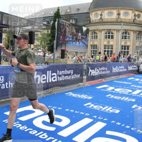 29.06.2025 - hella hamburg halbmarathon Michael Strokosch http://msf.ph/oto/8454957 29.06.2025 10:31:14 Ziel 3201, 10017, 10298, 10929, 12232, 13754, 14450, 18177 meine-sportfotos.de