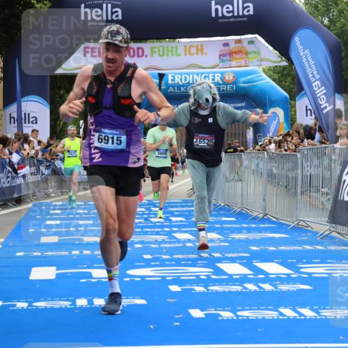 29.06.2025 - hella hamburg halbmarathon Strokosch-Dieckow http://msf.ph/oto/8454961 29.06.2025 10:36:35 Ziel 1571, 2121, 3809, 5092, 6915, 8121, 9296, 11833, 14622, 15621, 16523, 17723, 18038, 18733 meine-sportfotos.de