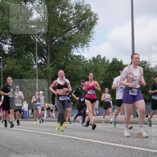 29.06.2025 - hella hamburg halbmarathon Luisa Fischer http://msf.ph/oto/8454972 29.06.2025 10:35:11 Kennedybrücke 19214, 121, 14099, 1292, 3752, 275, 5743, 3751, 757, 565, 7344, 162, 18, 9604, 11462, 15569, 1292, 3239, 3707, 3751, 3752, 3778, 4314, 4365, 4605, 4924, 5601, 5658, 5743, 6218, 7239, 7344, 7535, 7570, 7695, 8127, 9604, 10248 meine-sportfotos.de