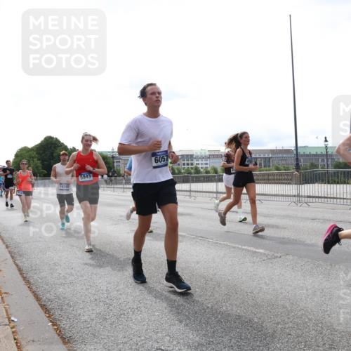 29.06.2025 - hella hamburg halbmarathon Lena Gebhardt http://msf.ph/oto/8454985 29.06.2025 10:31:18 Lombardsbrücke 14349, 5943, 6057, 1645, 1292, 1773, 1979, 2097, 2268, 2414, 2914, 3131, 4561, 4817, 4953, 5165, 5437, 5846, 5943, 6057, 6078, 6195, 6546, 6573, 6620, 6787, 7351, 7604, 7772, 8050, 8072, 8073, 8757, 9183, 9576, 10111, 10240, 10586, 10989, 11587, 11981, 11988, 12384, 12627, 13724, 14095, 14349, 14803, 15466, 15589, 15725, 16457, 16978, 17224, 17404, 17463, 17509, 17517, 17587, 17706, 17742, 17966, 19052, 19226 meine-sportfotos.de